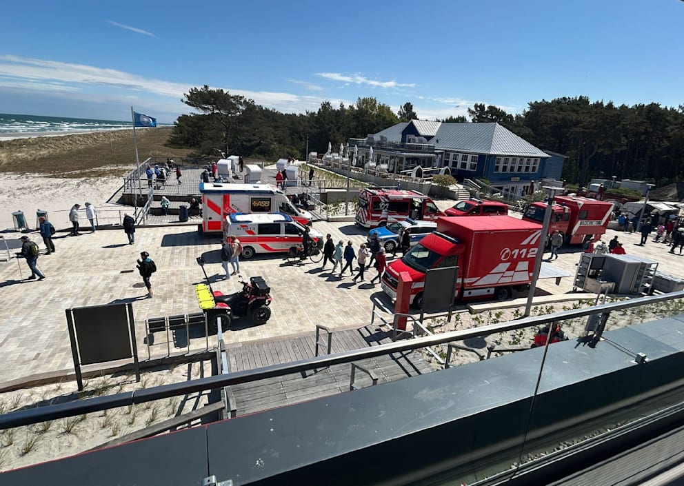 Ein Großaufgebot an Rettungskräften an der Seebrücke Prerow. Viele Einsatzkräfte kannten den Vermissten
