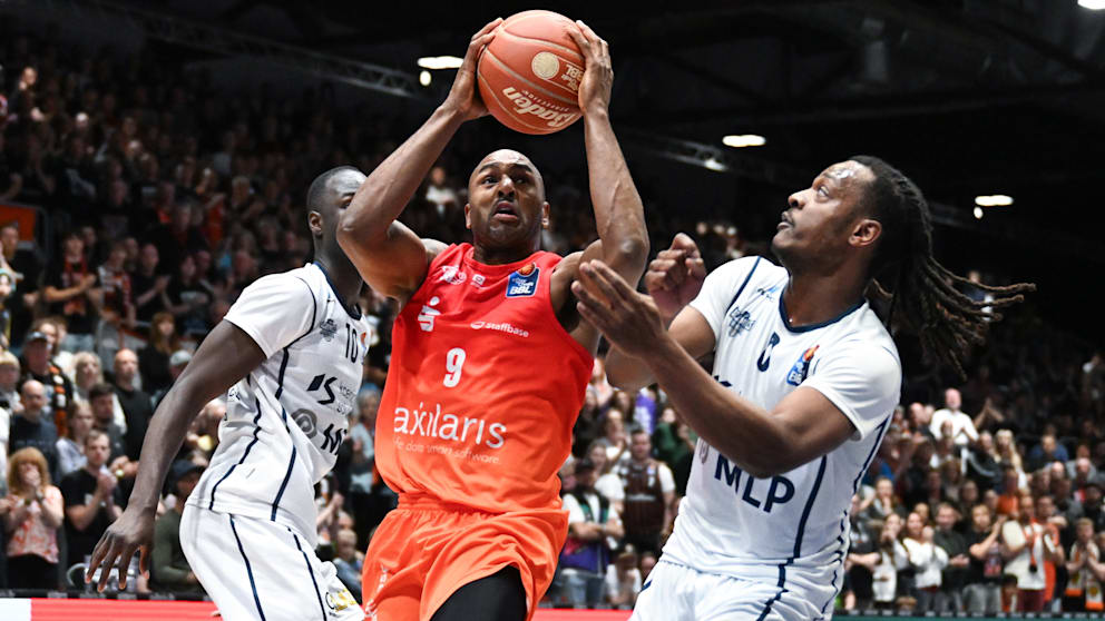 Packende Duell: Der Chemnitzer DeAndre Lansdowne (Mitte) in der Heidelberg-Zange gegen Bakary Dibba (l.) und DJ Horne