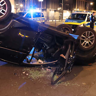 Er bekam die Kurve nicht: Betrunkener landet am Kudamm auf dem Dach