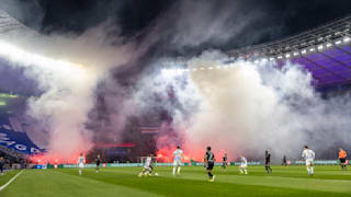 Fan-Proteste bei Hertha und Hannover: Halbzeit-Trick verhindert Spiel-Abbruch