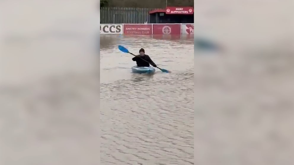 Hochwasser in England: Vereins-Boss paddelt mit Kajak über Fußballfeld