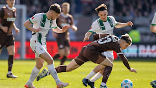 Teamwork: Lukas Ullrich (20, l.) und Rocco Reitz (22, hinten) stoppen gemeinsam Paulis Noah Weißhaupt (23)