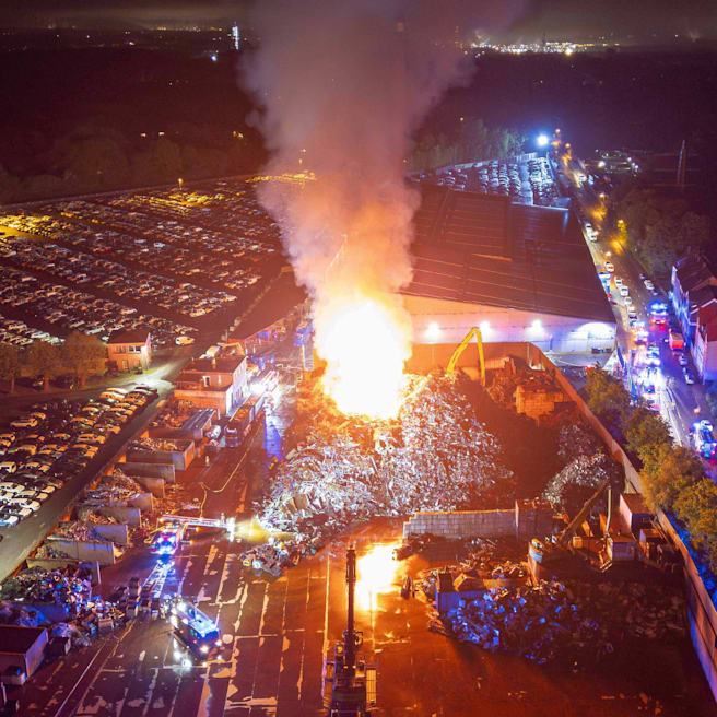 Essen: Warn-App NINA alarmiert – Schrottberg brennt!