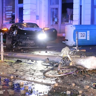 Unfall in Berlin: Bruchpilot (21) rutscht mit 625-PS-BMW auf Gehweg
