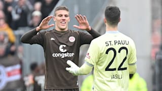 Da feierten sie noch zusammen: Jakov Medic (26/l.) und Nikola Vasilj (29) im März 2023 beim 2:1-Sieg gegen Greuther Fürth