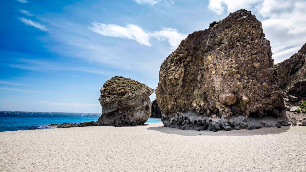 Ungewöhnliche Felsformationen machen die Playa de Los Muertos zu einem besonderen Strand