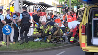 Auto rast in Menschenmenge: Rettern zeigt sich schreckliches Bild