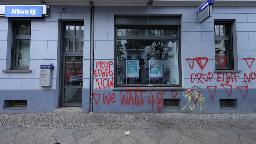 Staatsschutz ermittelt: Israel-Hass auf Büro-Scheibe in Berlin geschmiert