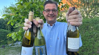 Grauburgunder-Test: Wein-Experte Michael Quandt mit den drei Testkandidaten.