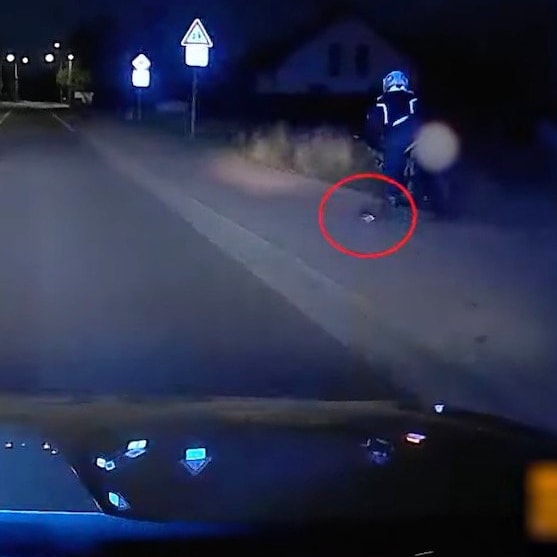 Irre Verfolgungsjagd: Ninja-Raser verliert bei 170 km/h 
seine Würstchen