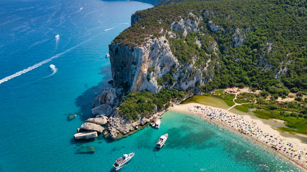 Idylle aus der Luft! Die Cala Luna auf Sardinien