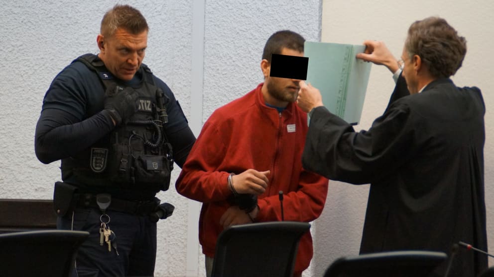 Asylbewerber Ramin F. (25) wird gefesselt ins Landgericht Stuttgart gebracht