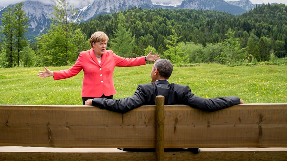 Labrador Koni stellte sich 2007 in Sotschi vor Angela Merkel und Wladimir Putin auf