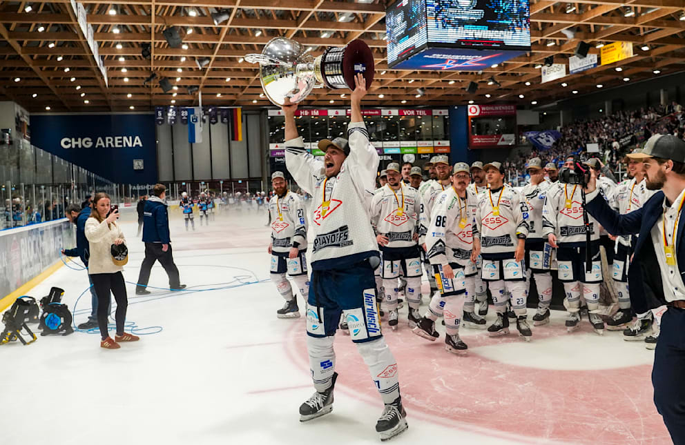Arne Uplegger jubelt mit dem Meisterpokal nach dem letzten Sieg in Ravensburg.