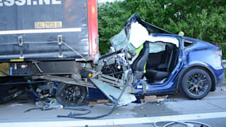 Tödlicher Unfall auf A1 – Tesla-Fahrer stirbt nach Crash mit Lkw  
