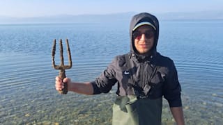 Fischer Osman Erim zog den Dreizack mit dem Netzt aus der Tiefe des Sees