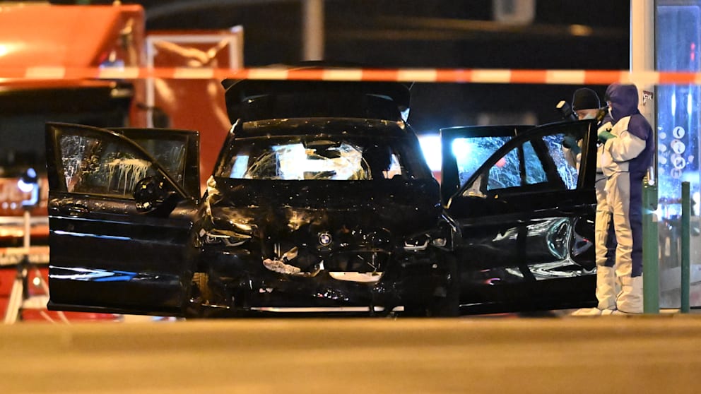 Der demolierte Mietwagen, ein BMW X3, nach der Amokfahrt in Magdeburg