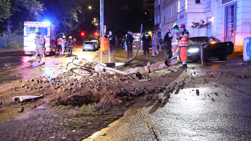 Das Auto riss mehrere Fahrräder mit und knallte dann gegen einen Lichtmast, der aus dem Boden gerissen wurde