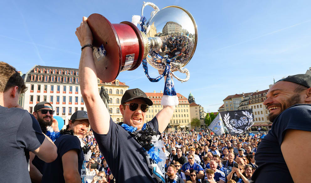 Die Dresdner Eislöwen erlebten mit dem Pokal so manches Party-Abenteuer.