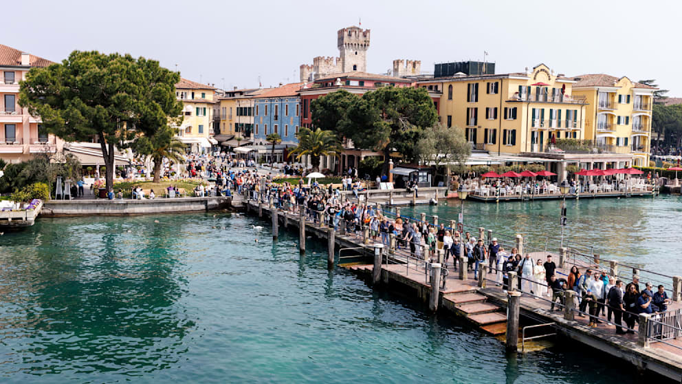 Menschenmassen überrollen Stadt am Gardasee