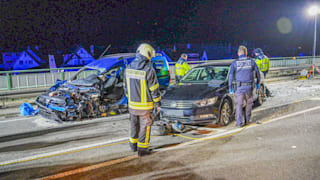 Polizistin verursacht Frontal-Unfall mit einem Toten und zwei Verletzen