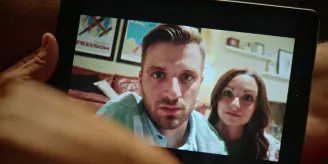 Bild von den Youtubern Sam und Nia nach dem Ashley Madison Datenleck