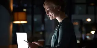 Frau textet auf Online-Dating-App